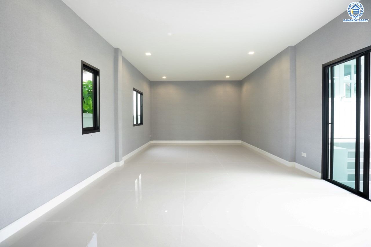 คฤหาสน์หลังใหญ่ตกแต่งใหม่ ม.บ้านสวนดอกไม้ ปิ่นเกล้า ดีไซน์สุด Luxury เนื้อที่ 154.5 ตร.ว. บนพื้นที่ใช้สอยถึง 435 ตร.ม. ฟังก์ชันจัดเต็ม 5 ห้องนอน 6 ห้องน้ำ 1 ห้องแม่บ้าน 2 ห้องอเนกประสงค์ (มีเรือนรับรองด้านข้าง พร้อมห้องน้ำในตัว) จอดรถได้ถึง 4 คัน บนทำเลเชื่อมต่อเมืองอย่างรวดเร็ว ใกล้ทางคู่ขนานลอยฟ้าบรมราชชนนี ทางด่วน "กาญจนาภิเษก" ม.มหิดล และเซ็นทรัลปิ่นเกล้า